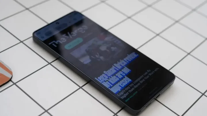 Smartphone Samsung Galaxy S27 PRO com a tela acesa sobe a mesa.