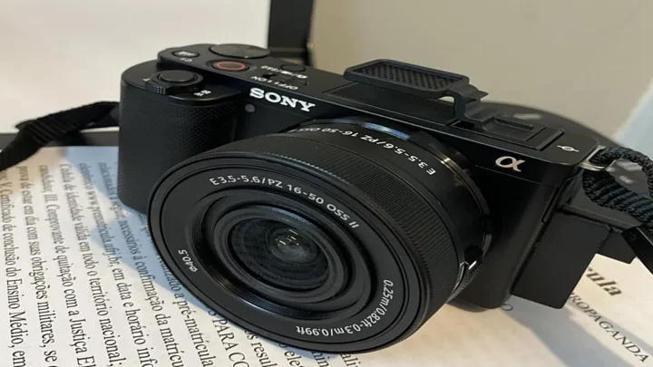 Câmera Sony Alpha ZV-E10 sobe a mesa