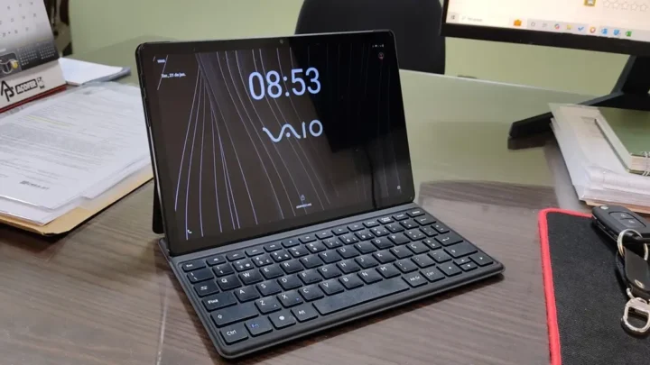 Tablet Vaio TL 10 mostrando sua tela e teclado sobe uma mesa de escritório.