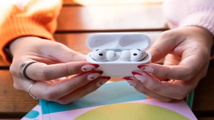 Uma pessoa com os fones de ouvido airpods-com-câmera