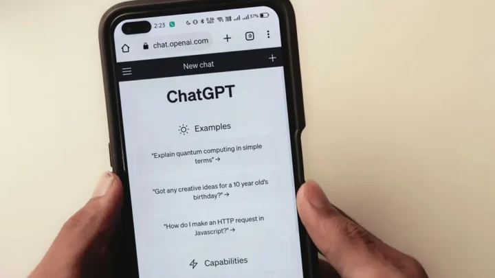 Tela de um smartphone exibindo o ChatGPT.