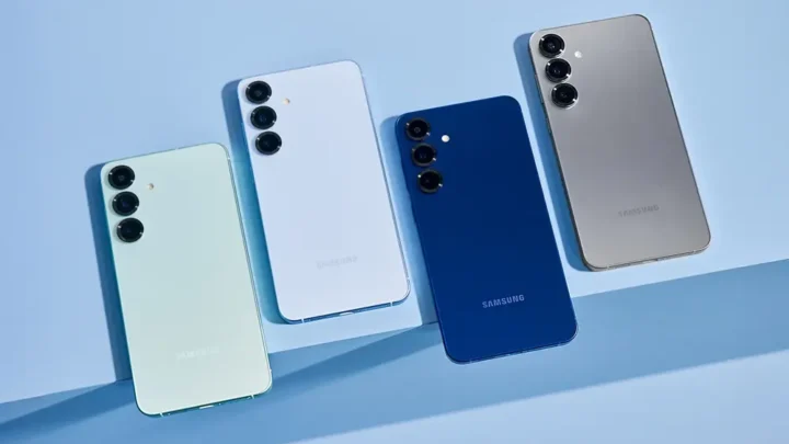 Vários smartphones Samsung Galaxy S25 em um fundo Azul.
