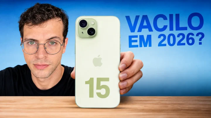 Uma pessoa segurando um iphone 15 sobre uma mesa de madeira.