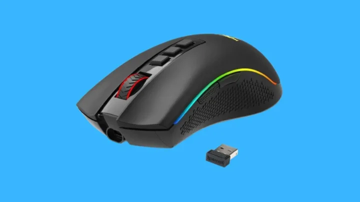 Mouse Gamer sem fio em um fundo azul.