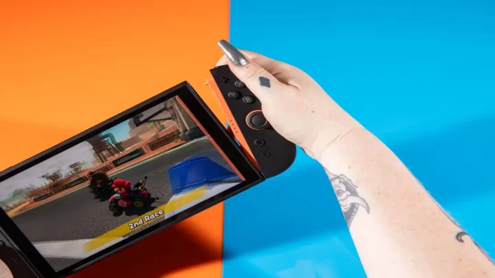 Nintendo Switch 2 com bateria destacada ao lado. Alt Text: "Nintendo Switch 2 com bateria substituível na União Europeia