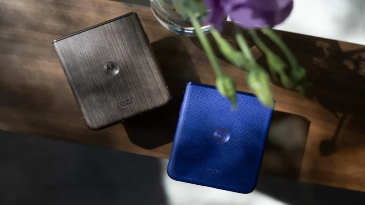 novo moto Razr Ultra cor azul sobe uma mesa de madeira.