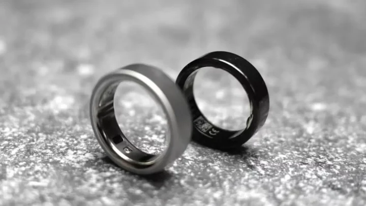 Anel inteligente Oura Ring 4 cor patra e Oura Ring 3 Cor preto lado a lado