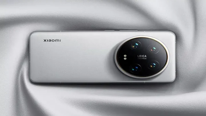 Parte traseira do Smartphone xiaomi 14 ultra cor branco com 4 cameras posicionadas em um circulo e um fundo branco.