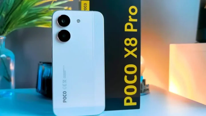 POCO X8 PRO na cor Mind Green com tela AMOLED de 3500 nits e certificacao IP69K sendo molhado por agua quente