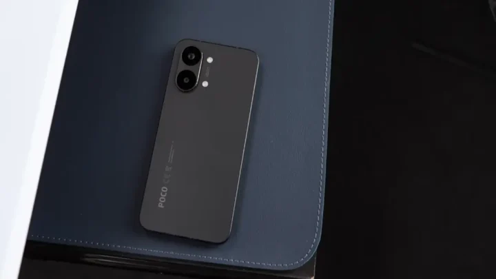 OCO X8 PRO MAX na cor preto com tela AMOLED de 3500 nits e bateria de 8500 mAh em destaque na parte traseira