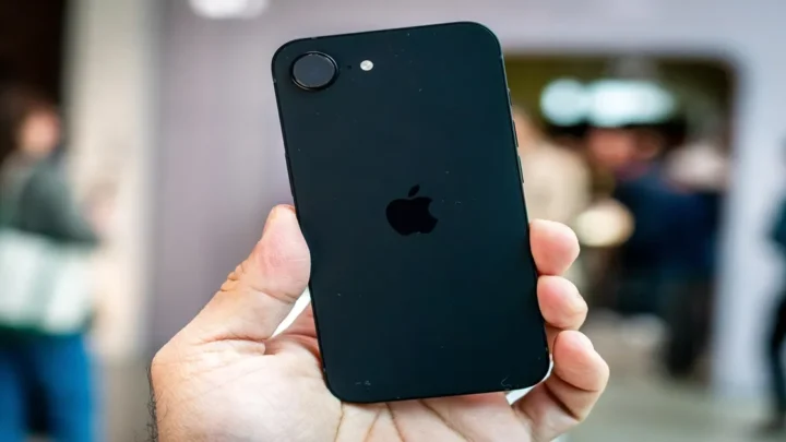 Mão segurando um iPhone da Apple cor preta