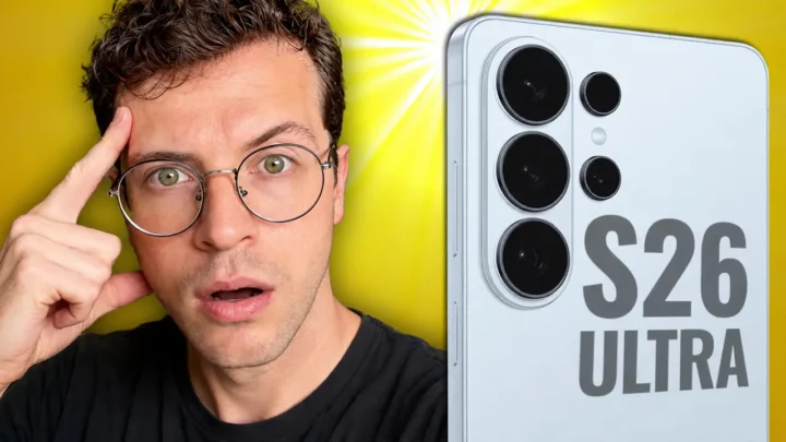 uma pessoa com expressão de supresa ao lado do smartphone s26 ultra cor prata