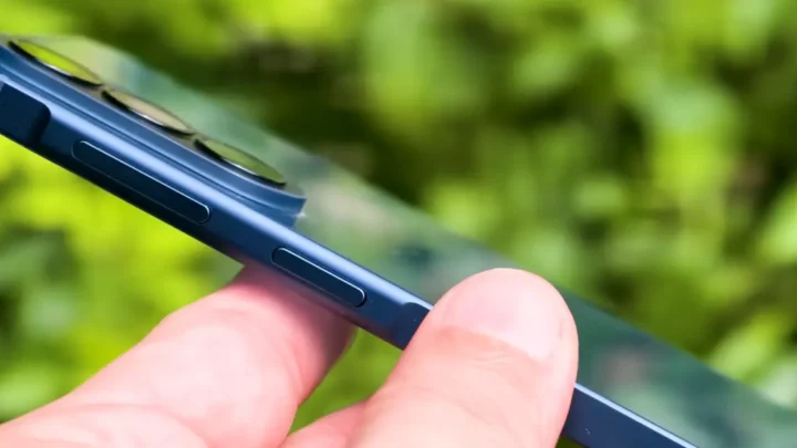 Samsung Galaxy A57 na cor preto com tela Super AMOLED de 120 Hz e certificação IP68 esguichando água