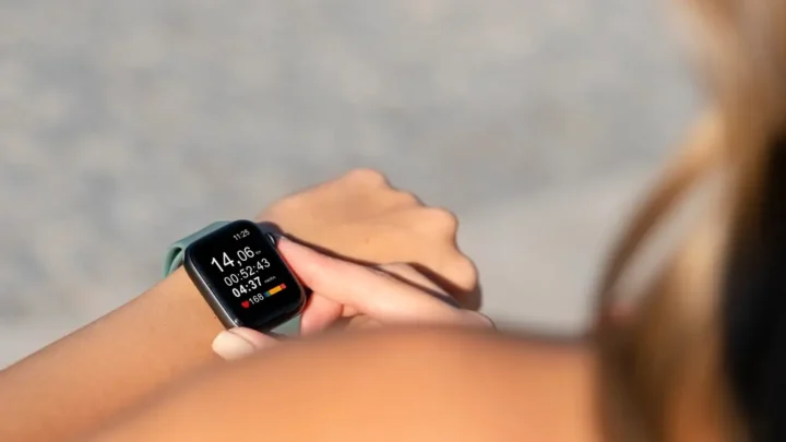 Mulher de costas exibindo um smartwatch - Smartwatch Barato com GPS