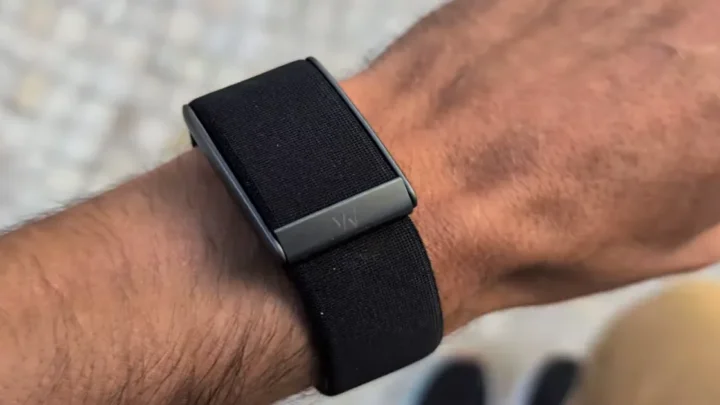 Pulseira inteligente Whoop 5.0 cor preto com detalhes em prata no pulso.