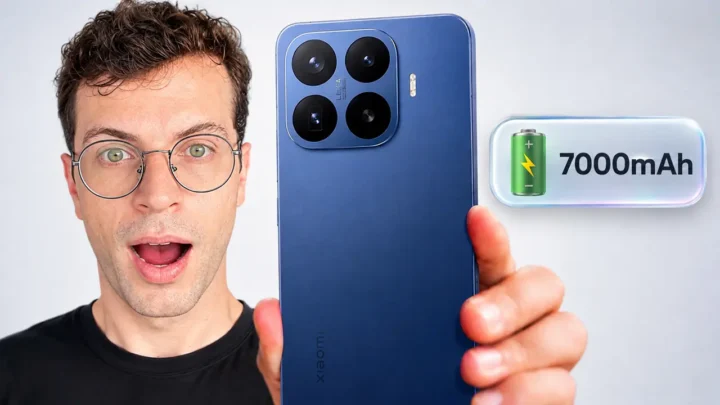 Uma pessoa com expressão de surpesa segurando o Xiaomi 17T Pro cor azul na mão esquerda.